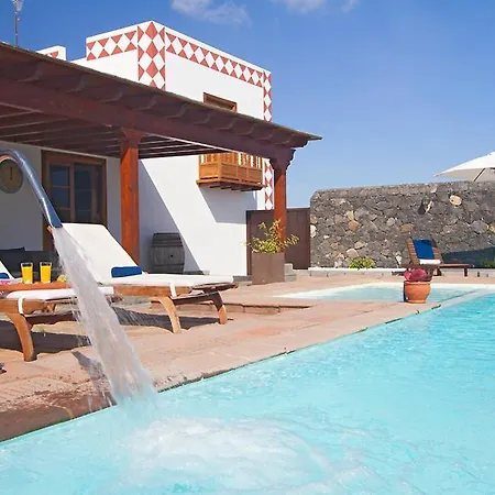 Emblematica Hero Tías